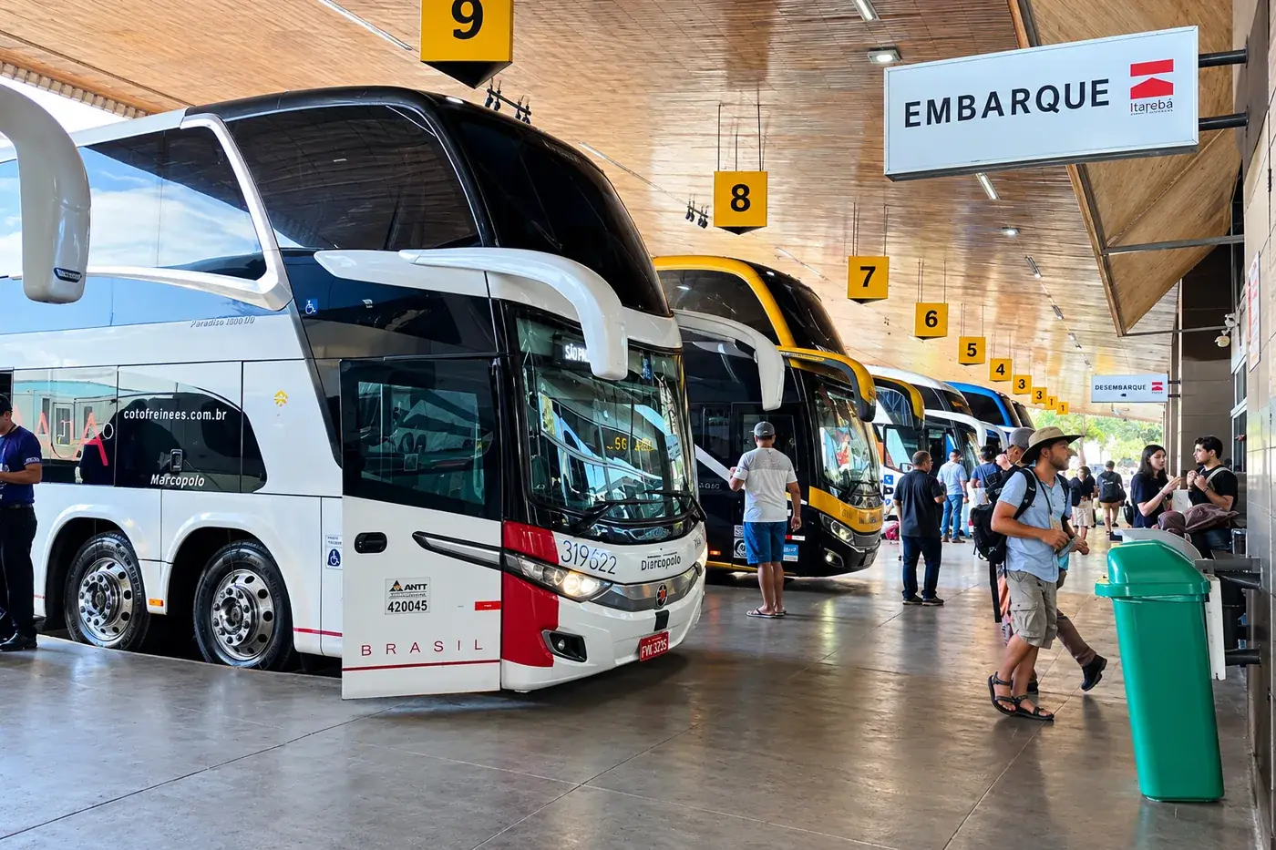 Rodoviária com ônibus na plataforma de embarque